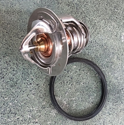 21200-VC20A 82Degree Engine Coolant Thermostat for SUNNY Traveller NP300 JUKE SUNNY