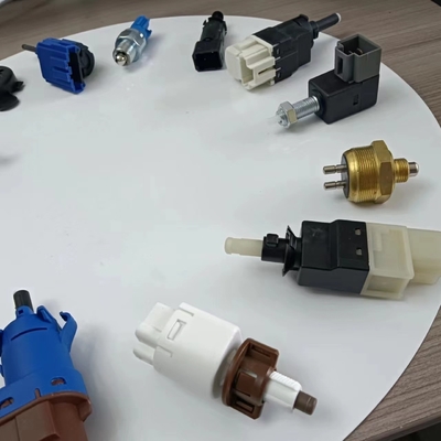 Mercedes-Benz E320 E350 E550 E63 AMG CLS550 CLS63 AMG Brake Light Switch 0015454409/0015456709 4Pin